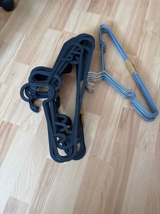 Lote de perchas negras y azules