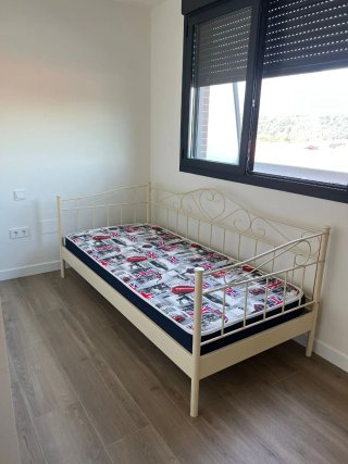 Cama individual 105cm con colchón nuevo a estrenar