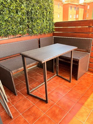 Mesa y bancos de jardín ratán