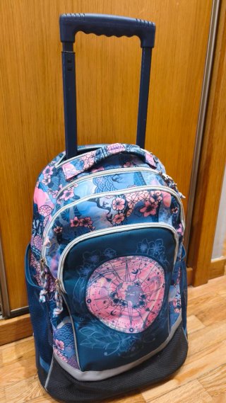 Mochila con ruedas y estampado floral