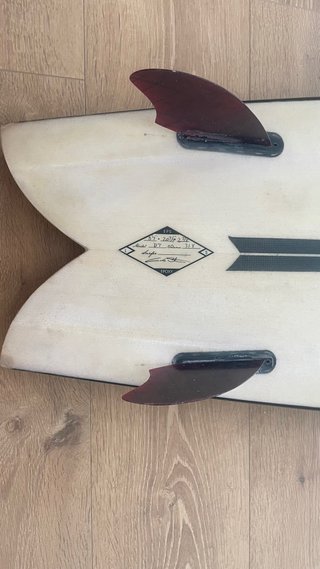 Tabla surf twin fish 5’7-20’3/4- 2’ 7/8  31’8 L
