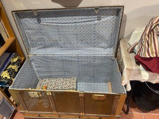 Baúl antiguo madera y metal