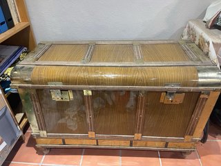 Baúl antiguo madera y metal