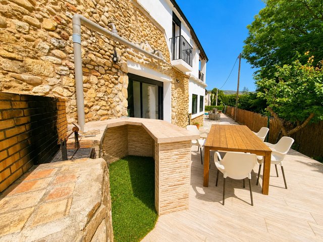 CASA CON PISCINA EN ALQUILER EN SARRIÀ DE TER!!!!!