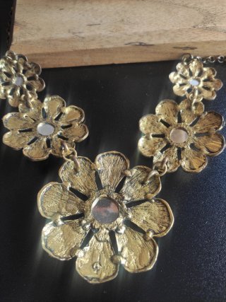 GARGANTILLA FLORES DORADAS CON STRASS