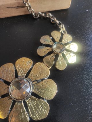 GARGANTILLA FLORES DORADAS CON STRASS
