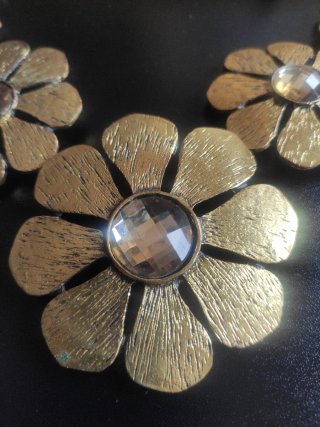 GARGANTILLA FLORES DORADAS CON STRASS