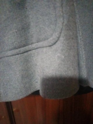 Abrigo gris con capucha