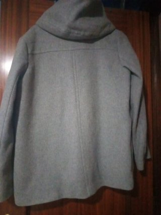 Abrigo gris con capucha