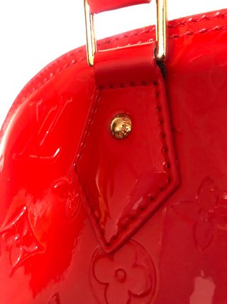 Borsa Louis Vuitton Alma BB in rosso charol