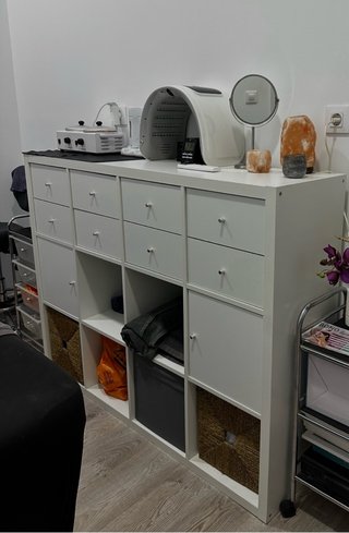Estantería blanca y mimbre con cajones y puertas
