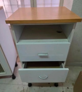 Cajonera de madera y plástico