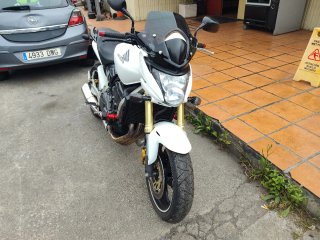 Honda Hornet Blanca y Dorada