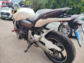 Honda Hornet Blanca y Dorada