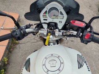 Honda Hornet Blanca y Dorada