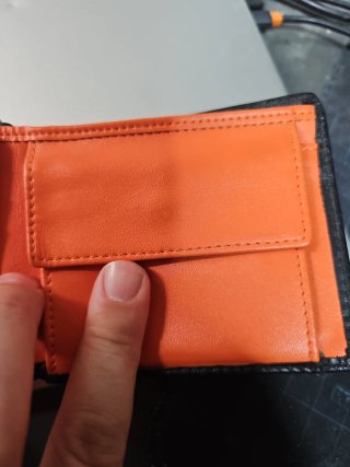 Cartera de cuero negra y naranja