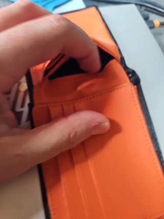 Cartera de cuero negra y naranja