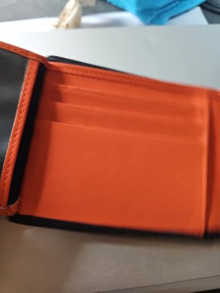 Cartera de cuero negra y naranja