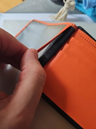 Cartera de cuero negra y naranja