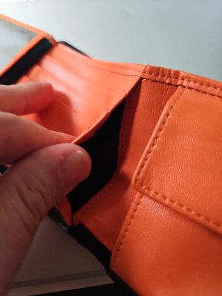 Cartera de cuero negra y naranja