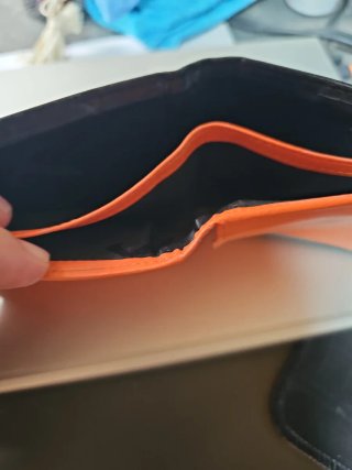 Cartera de cuero negra y naranja