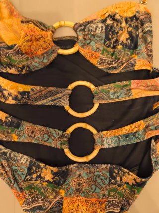 Bañador estampado con aros de madera