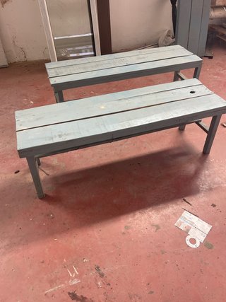 Bancos de madera y metal (2 unidades)