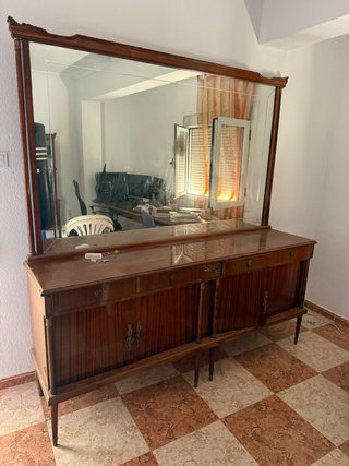 Mueble aparador de madera con espejo