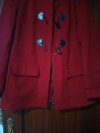 Abrigo rojo con capucha y botones