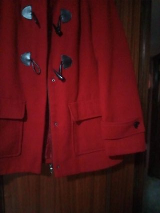 Abrigo rojo con capucha y botones