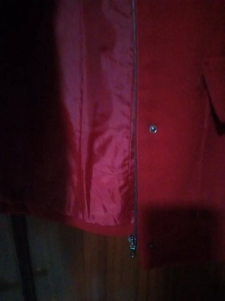 Abrigo rojo con capucha y botones