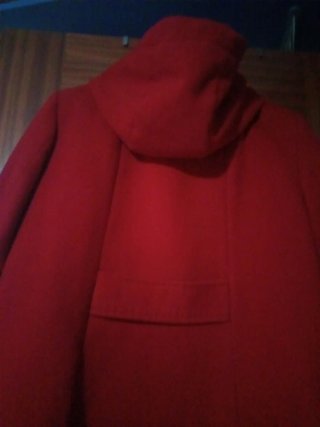 Abrigo rojo con capucha y botones