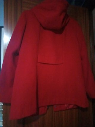 Abrigo rojo con capucha y botones