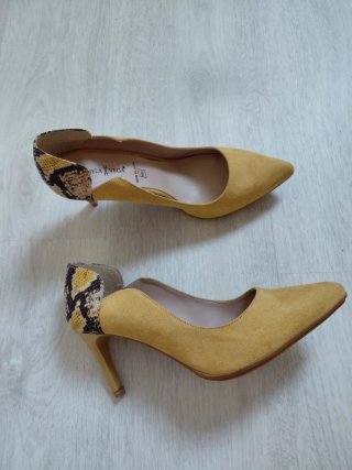 Zapatos de tacón Daniela Vega mostaza