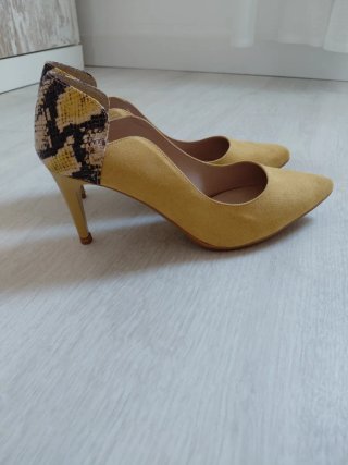 Zapatos de tacón Daniela Vega mostaza