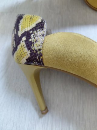 Zapatos de tacón Daniela Vega mostaza