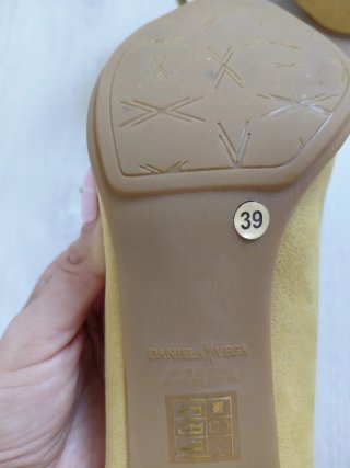 Zapatos de tacón Daniela Vega mostaza