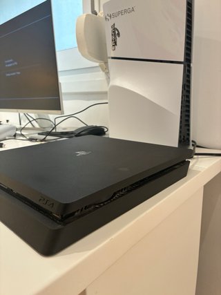 PS4 (PlayStation 4) Negra + Mando y Funda