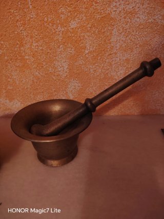 Almirez o mortero de bronce antiguo