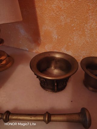 Almirez o mortero de bronce antiguo