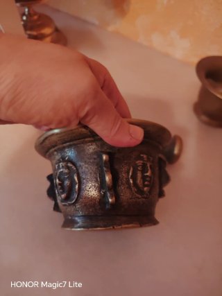 Almirez o mortero de bronce antiguo