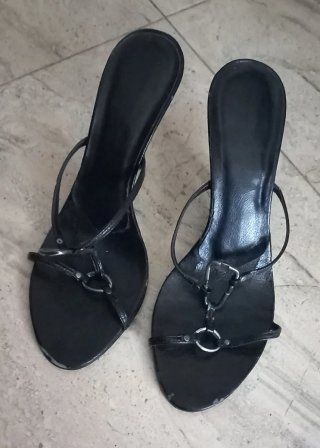 Sandalias de tacón negras con tiras
