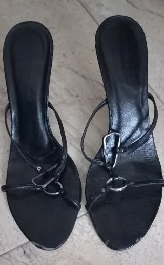 Sandalias de tacón negras con tiras