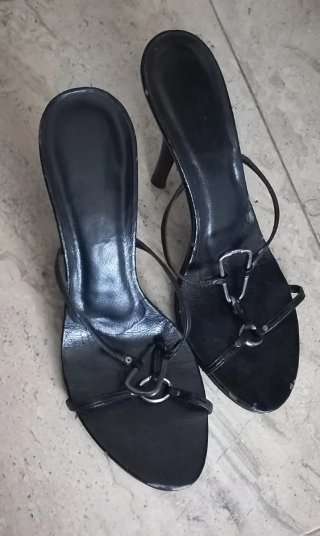 Sandalias de tacón negras con tiras
