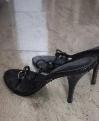 Sandalias de tacón negras con tiras