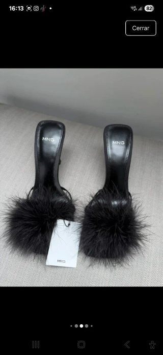 Sandalias Mango con plumas negras