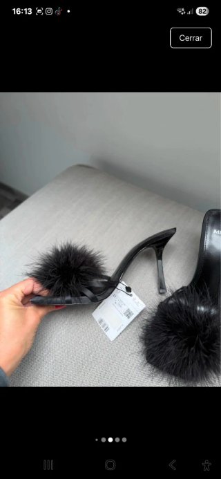 Sandalias Mango con plumas negras