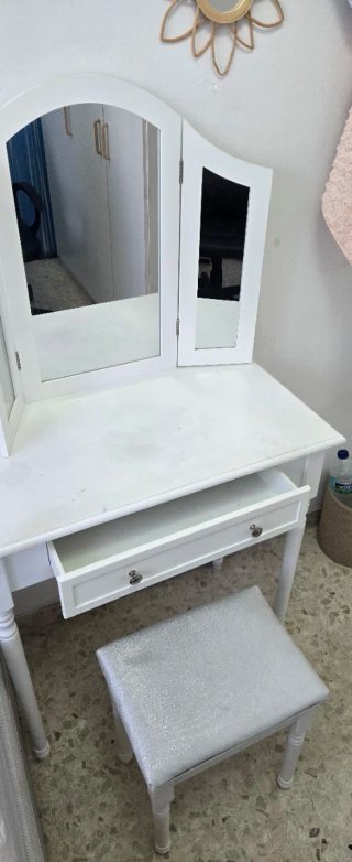 Tocador blanco con espejo triple