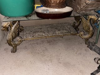 Mesa antigua dragones dorados cristal