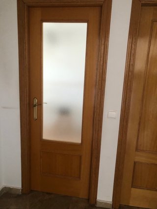Puerta de roble con cristal.